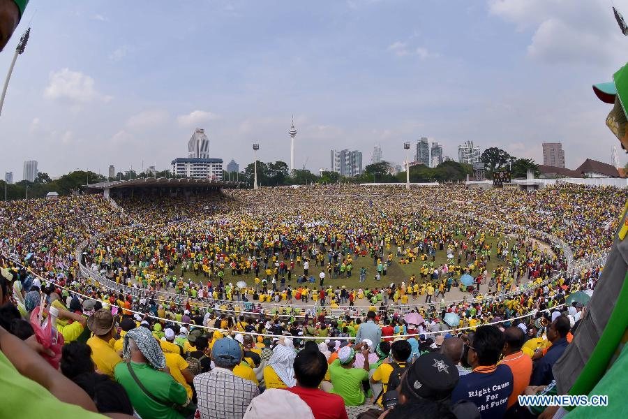 People participate in the opposition People's Uprising Assembly in Kuala Lumpur, Malaysia, Jan. 12, 2013. Hundreds of thousands marched to Malaysia's historical Independence Stadium in downtown Kuala Lumpur on Saturday in a colorful, opposition-backed rally counting down to a general election due before mid-2013.(Xinhua/Chong Voon Chung)