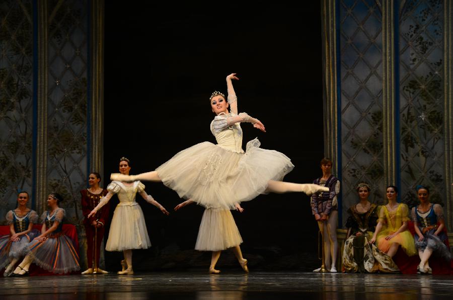 Dancers of the Russian State Bullet perform "Swan Lake" at the Gansu Grand Theatre in Lanzhou, capital of northwest China's Gansu Province, Jan. 11, 2013. (Xinhua/Jia Xiaoyun) 