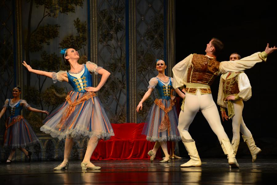 Dancers of the Russian State Bullet perform "Swan Lake" at the Gansu Grand Theatre in Lanzhou, capital of northwest China's Gansu Province, Jan. 11, 2013. (Xinhua/Jia Xiaoyun) 