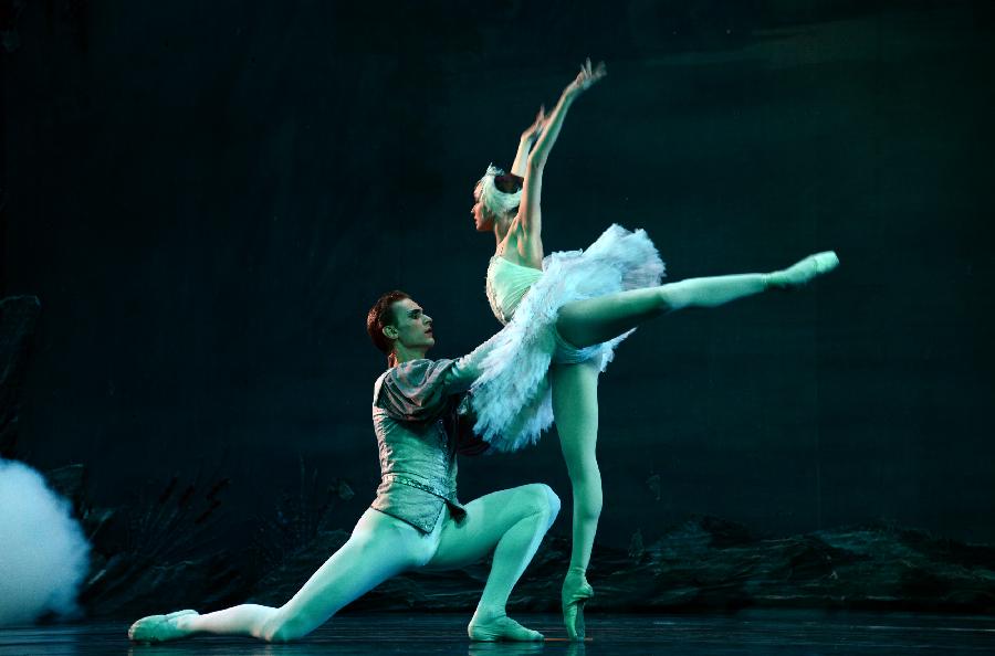 Dancers of the Russian State Bullet perform "Swan Lake" at the Gansu Grand Theatre in Lanzhou, capital of northwest China's Gansu Province, Jan. 11, 2013. (Xinhua/Jia Xiaoyun) 