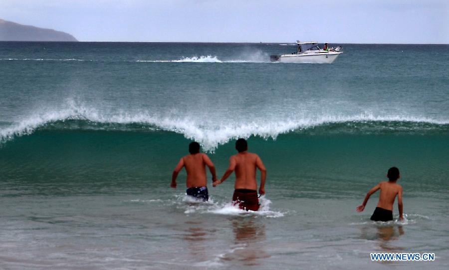 Boys play at the beach in Melbourne, Australia, Jan. 12, 2013. (Xinhua/Chen Xiaowei)