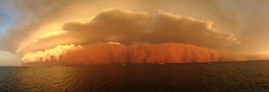 An intense dust storm creates the spectacular scene of rare "red wave" off the coast of Onslow in Western Australia.(Photo: chinanews.com)