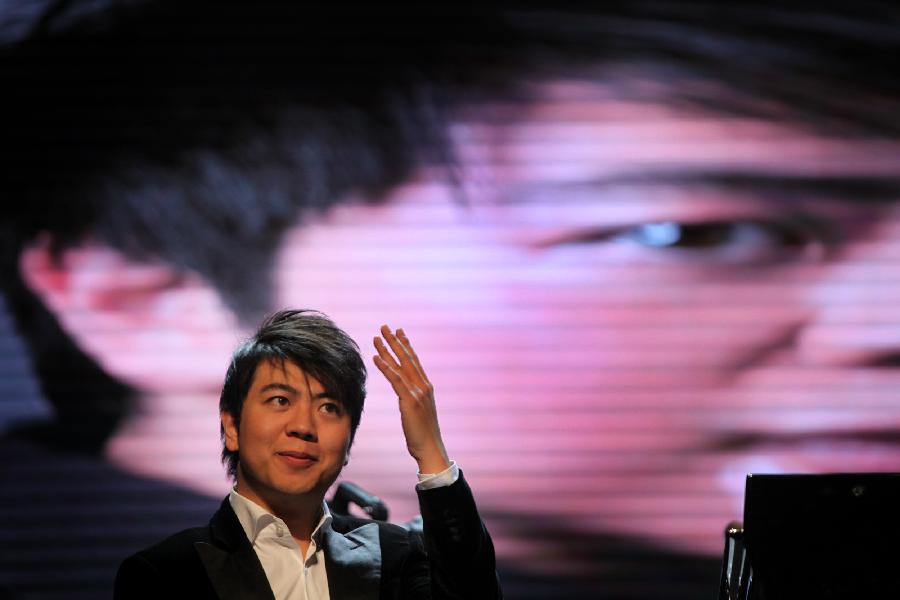 Pianist Lang Lang greets the audiences during his 2013 Nanjing New Year Concert at the Olympic Sports Center Gymnasium in Nanjing, capital of east China's Jiangsu Province, Jan. 12, 2013. (Xinhua/Xia Yi) 