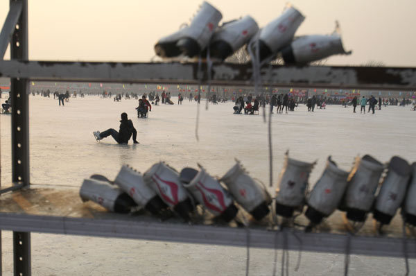 Although Beijing is experiencing one of the coldest winters in almost 30 years, the freezing weather has not stopped people from making the most of the outdoors. （Photo by Zhu Xingxin / China Daily）