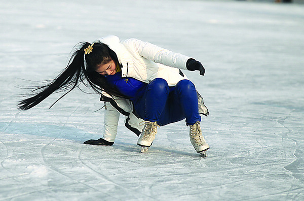 Falling down is part of the fun when it comes to adventures on the ice.(Photo by Zhu Xingxin / China Daily)