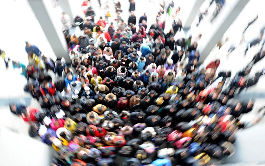 Many students wait to enter the exam venue for National Entrance Examination for Postgraduate (NEEP) in Anhui University on Jan. 5, 2013. 1.8 million students have taken the NEEP this year, setting a new record. (Xinhua/ Liu Xijun)