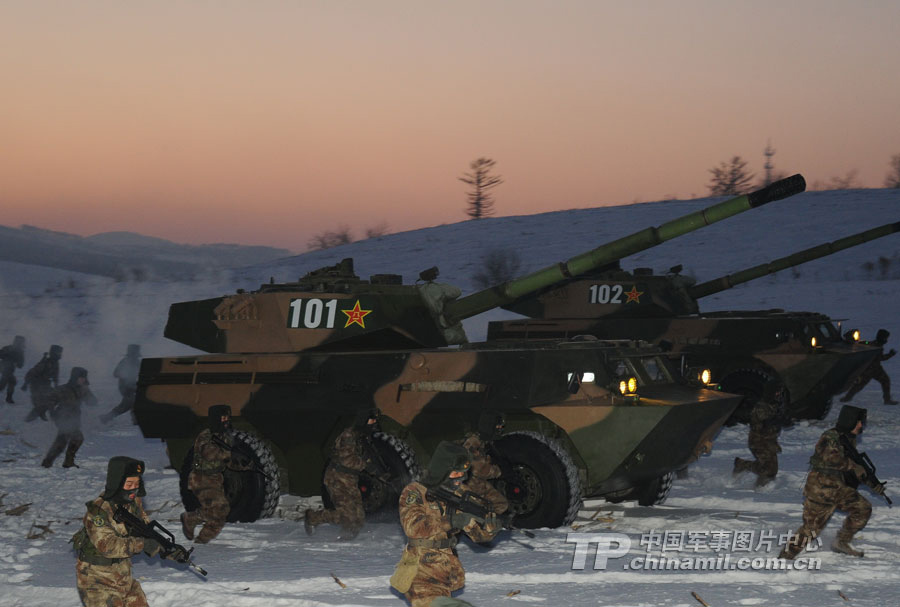 The photo shows that soldiers and tanks are in coordinated operation.Recently, the officers and men of a division under the Shenyang Military Area Command (MAC) of the Chinese People's Liberation Army (PLA) conducted winter training in immense forest and snowfield at the foot of the Changbai Mountains.(chinamil.com.cn/Feng Kaixuan)