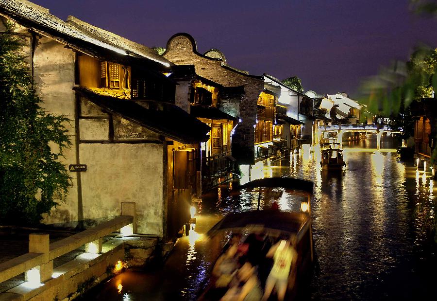 Photo taken on July 18, 2009 shows a night view of Wuzhen, an ancient town in Tongxiang City, east China's Zhejiang Province. (Xinhua/Wang Song) 