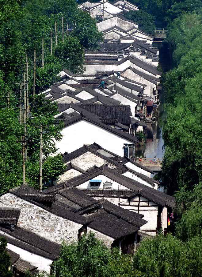 Photo taken on May 29, 2012 shows the scenery of an ancient residential area in Jishan Town of Shaoxing City, east China's Zhejiang Province. (Xinhua/Wang Song)  