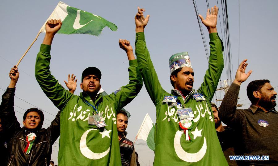 Supporters of Dr Tahir-ul-Qadri shout slogans during a long-march in eastern Pakistan's Lahore, Jan. 13, 2013. A Pakistani religious leader, Dr Tahir-ul-Qadri, started a long-march from Lahore to Islamabad to call for electoral reforms Sunday, local media reported. (Xinhua/Sajjad)