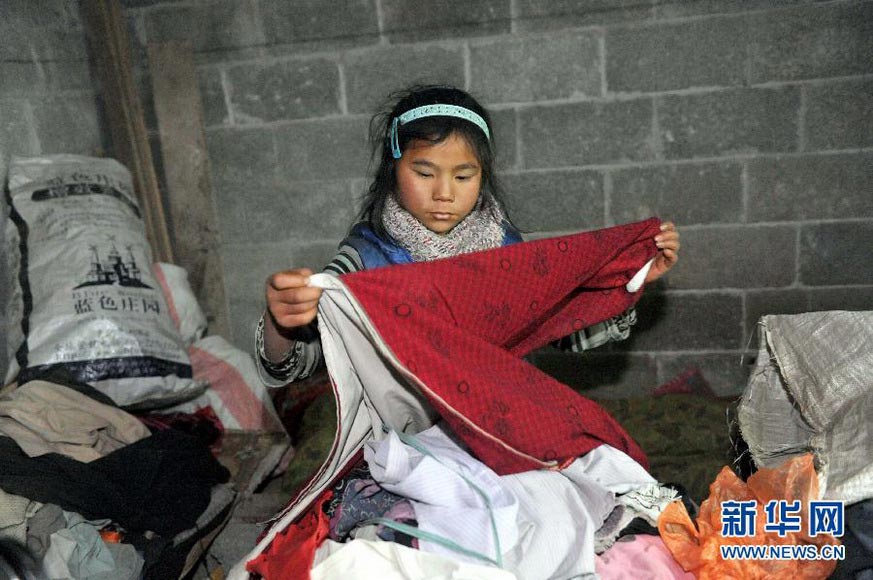 Li Azuo does homework in school to save time for housework in a village in Guangxi, Jan. 8, 2013. (Xinhua/Zhou Hua).