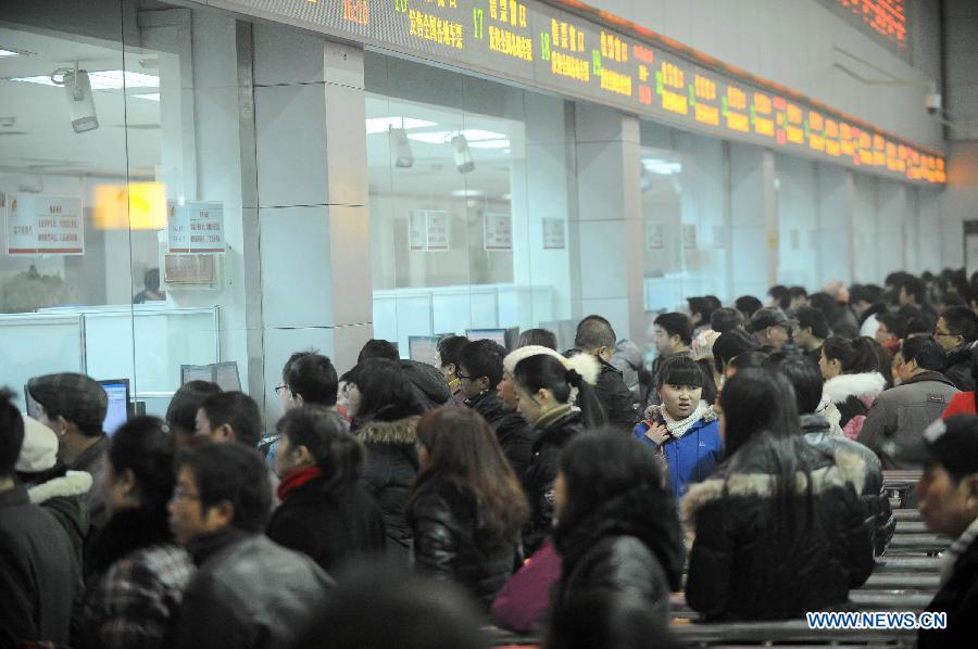 Passengers buy tickets in a railway station in Chengdu, capital of southwest China's Sichuan Province, Jan. 14, 2013. The peak of Spring Festival travel train tickets purchase started from Jan. 13, 2013 in Chengdu. (Xinhua/Xue Yubin) 