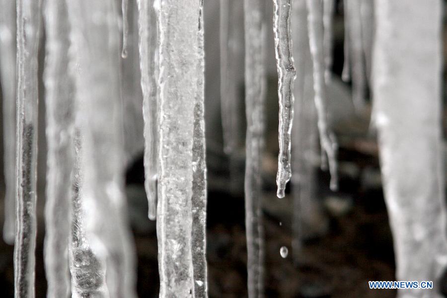 Photo taken on Jan. 14, 2013 shows the winter scenery of "Qiyi" Glacier, or "July 1st" Glacier, some 130 kilometers southwest of Jiayuguan City, northwest China's Gansu Province. (Xinhua/Wan Zongping) 