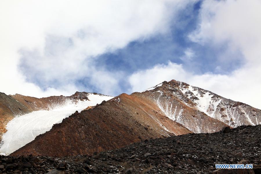 Photo taken on Jan. 14, 2013 shows the winter scenery of "Qiyi" Glacier, or "July 1st" Glacier, some 130 kilometers southwest of Jiayuguan City, northwest China's Gansu Province. (Xinhua/Wan Zongping)