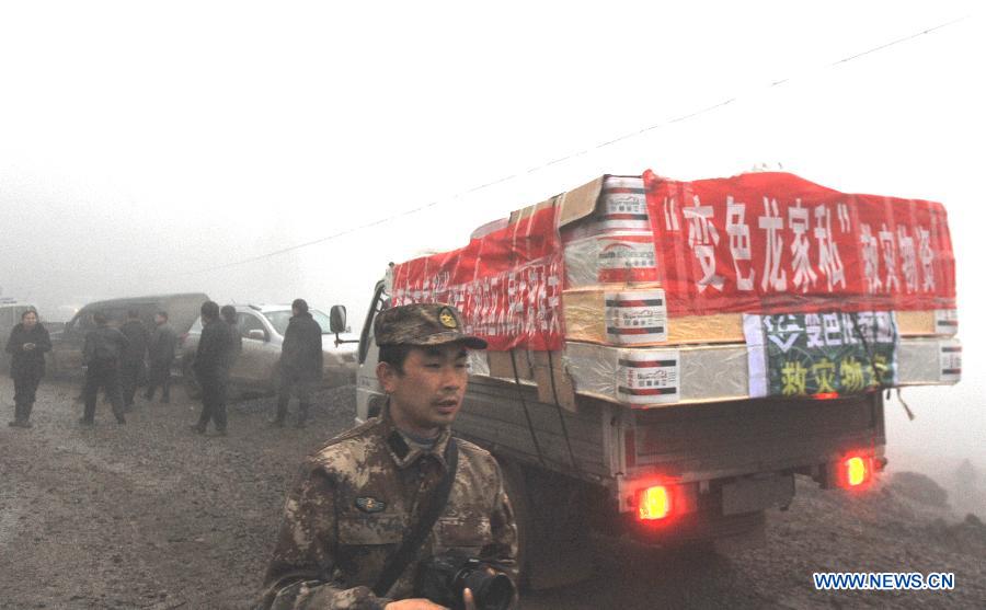 Mattresses donated by a company are sent to the makeshift tents near the Gaopo Village in Zhenxiong County of Zhaotong City, southwest China's Yunnan Province, Jan. 14, 2013. Forty-six people died and 2 others injured in a landslide which hit the Zhaojiagou area of Gaopo Village around 8:20 a.m. on Jan. 11. More than 500 villagers have been moved to makeshift tents near the village. (Xinhua/Chen Haining) (zkr)on Jan. 11. More than 500 villagers have been moved to makeshift tents near the village. (Xinhua/Chen Haining)