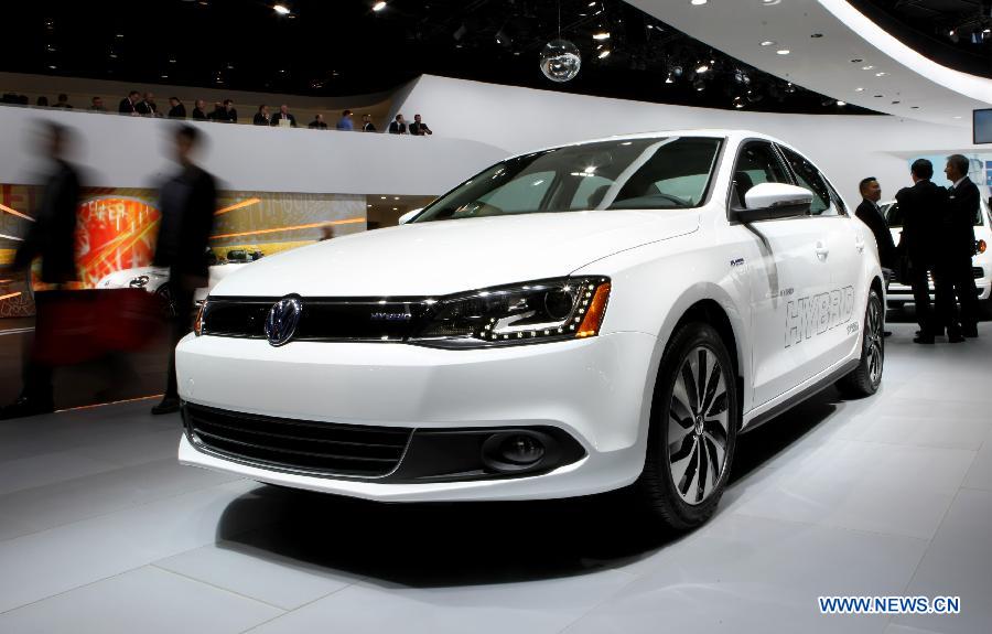 The Volkswagen Jetta hyprid car is presented at the 2013 North American International Auto Show media preview at the Cobo Center in Detroit, the United States, Jan. 14, 2013. More than 50 new cars made their public debut at the annual show. After the preview week, the auto show will open to the public from Jan. 19 to 27. More than 800,000 visitors are expected to attend the show. (Xinhua/Fang Zhe)