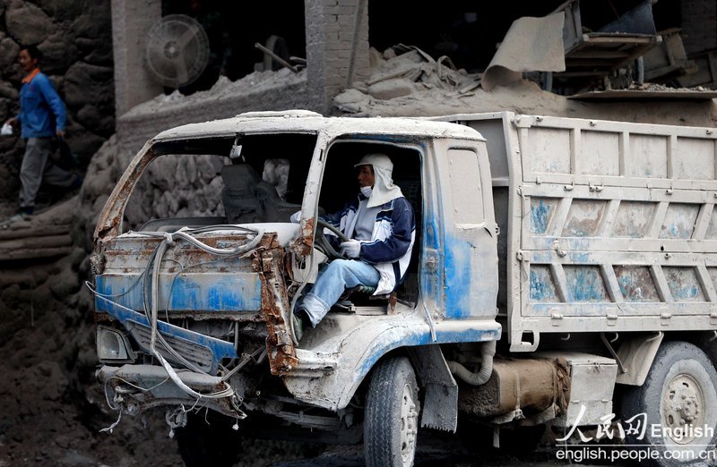 A decrepit car is covered by dust in a mountain area in western Zhejiang on Dec. 4, 2012. (Photo/People's Daily Online)