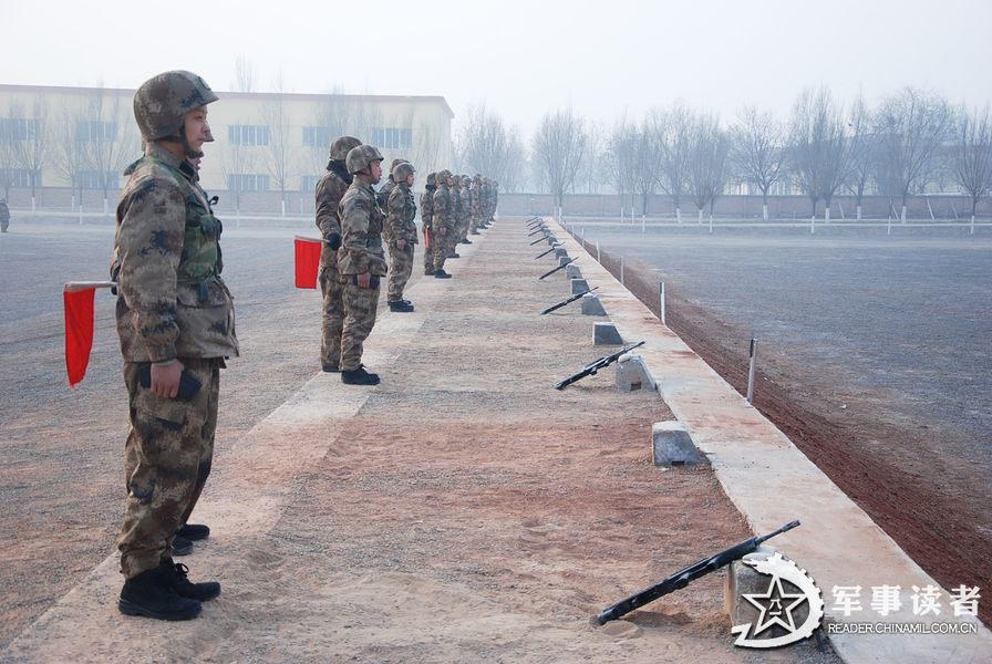 A regiment under the Lanzhou Military Area Command (MAC) of the Chinese People's Liberation Army (PLA) conducts an actual-combat drill in cold weather recently, so as to improve the actual-combat capability of its troops. (China Military Online/Gong Shuangwen, Yang Guo, Hu Gai)