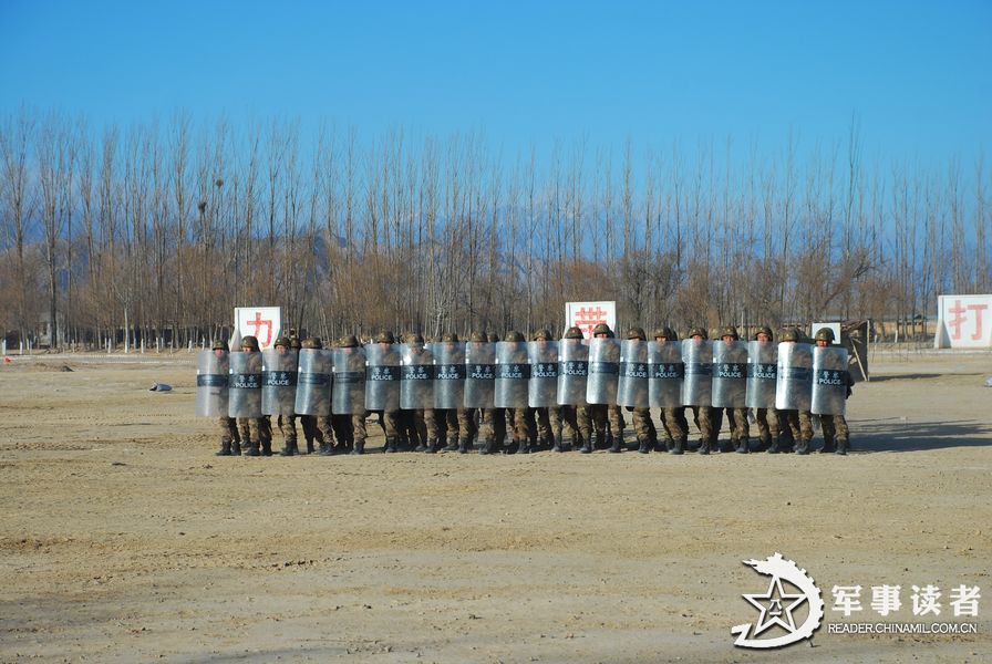 A regiment under the Lanzhou Military Area Command (MAC) of the Chinese People's Liberation Army (PLA) conducts an actual-combat drill in cold weather recently, so as to improve the actual-combat capability of its troops. (China Military Online/Gong Shuangwen, Yang Guo, Hu Gai)