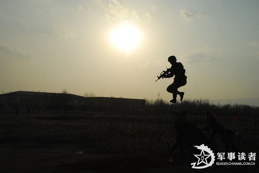 A regiment under the Lanzhou Military Area Command (MAC) of the Chinese People's Liberation Army (PLA) conducts an actual-combat drill in cold weather recently, so as to improve the actual-combat capability of its troops. (China Military Online/Gong Shuangwen, Yang Guo, Hu Gai)