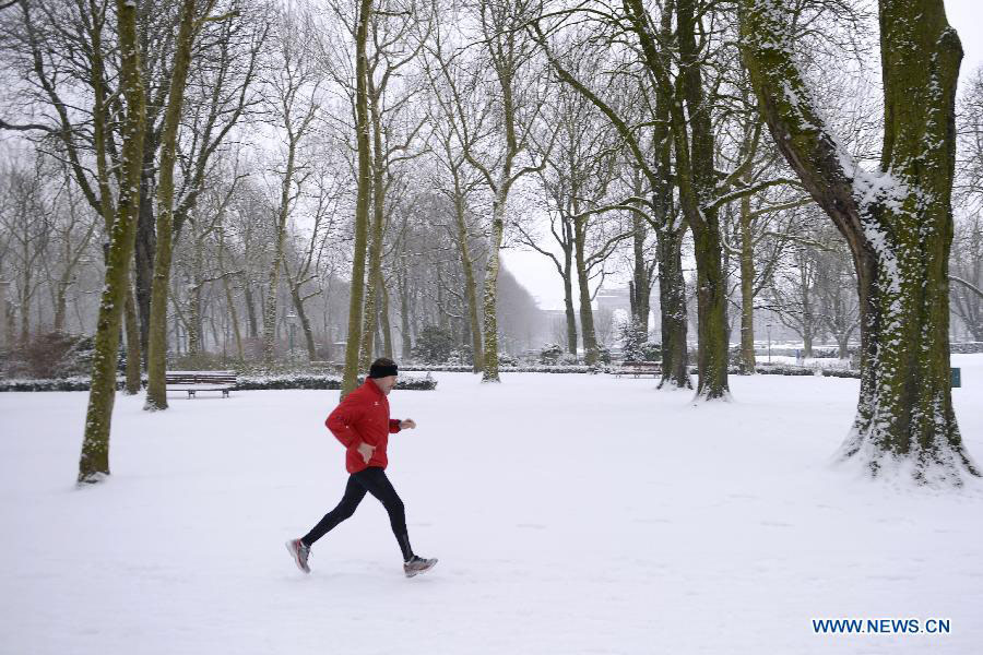 A man runs at a snow-covered park in Brussels, capital of Belgium on Jan. 15, 2013. (Xinhua/Wu Wei) 