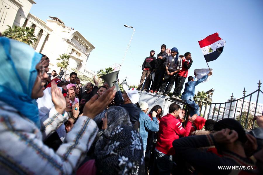 Anti-Morsi protesters shout slogans against the constitution in front of the Supreme Constitutional Court (SCC) in Cairo, Egypt, Jan. 15, 2013. Egyptian Supreme Constitutional Court is set to review Tuesday lawsuits against the Shura Council (upper house of the parliament) which currently assumes legislative power, as well as the dissolved Constituent Assembly which wrote the recently approved constitution. (Xinhua/Amru Salahuddien)