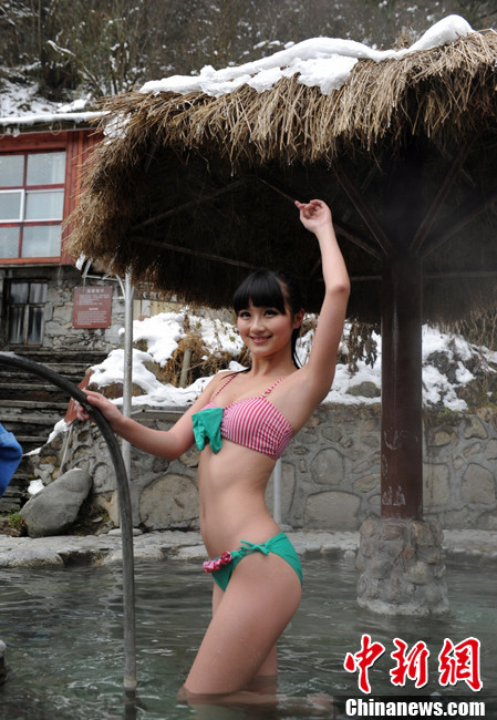 A model poses at a hot spring on the ice and snow capped mountain at an elevation of 3,600 meters in southwest China's Sichuan province. (CNSPHOTO/Liu Zhongjun)