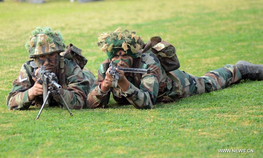 Indian army soldiers perform a combat demonstration during the army day parade in New Delhi, capital of India, Jan. 15, 2013. (Xinhua/Partha Sarkar)