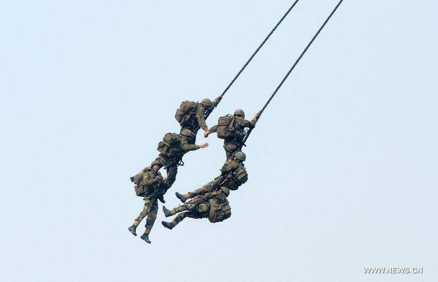 Indian army soldiers perform a combat demonstration during the army day parade in New Delhi, capital of India, Jan. 15, 2013. (Xinhua/Partha Sarkar)