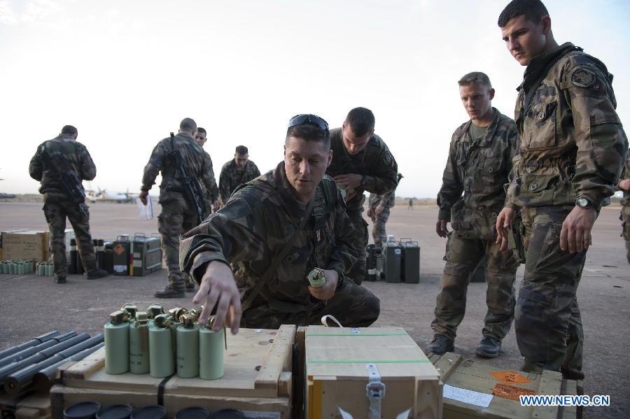 Photo released by the French Defense Ministry shows French soldiers getting prepared at the Bamako military airport as part of the "Serval" operation in Mali, Jan. 13, 2013. French Defense Minister Jean-Yves Le Drian said on Tuesday that 1,700 French officers and soldiers were deployed to the operations, 800 of them on the ground. (Xinhua/French Defense Ministry) 