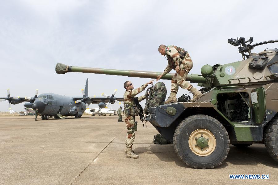 Photo released by the French Defense Ministry shows French soldiers getting prepared at the Bamako military airport as part of the "Serval" operation in Mali, Jan. 13, 2013. French Defense Minister Jean-Yves Le Drian said on Tuesday that 1,700 French officers and soldiers were deployed to the operations, 800 of them on the ground. (Xinhua/French Defense Ministry) 