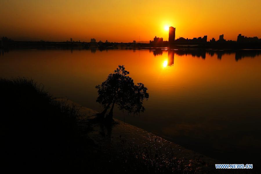 Photo taken on Jan. 15, 2013 shows sunset scenery in Dadaocheng in Taipei, southeast China. Dadaocheng, an area in the Datong District of Taipei, was an important trading port in the 19th century and is still a major historical tourist attraction and shopping area. (Xinhua/Xing Guangli)