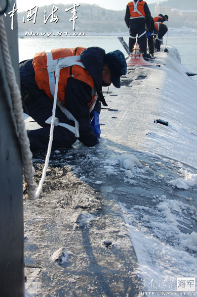 Recently, the officers and men of a submarine flotilla under the North China Sea Fleet of the Navy of the Chinese People's Liberation Army (PLA) conducted routine training. The photo features the scene of the training. (chinamil.com.cn/Li Zhikai)