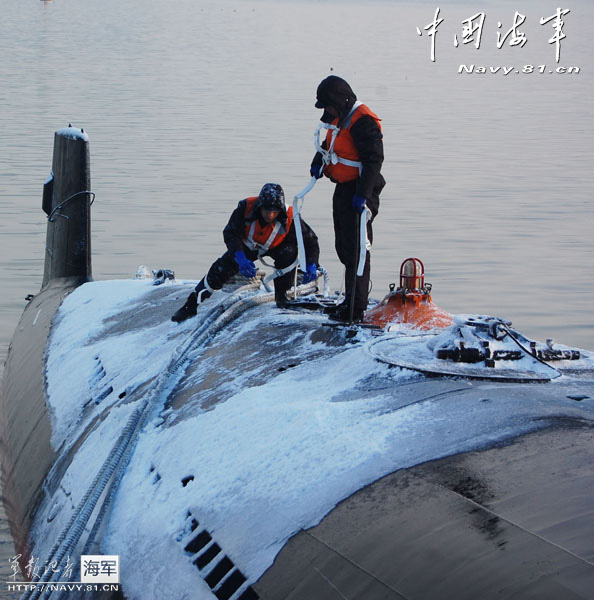 Recently, the officers and men of a submarine flotilla under the North China Sea Fleet of the Navy of the Chinese People's Liberation Army (PLA) conducted routine training. The photo features the scene of the training. (chinamil.com.cn/Li Zhikai)