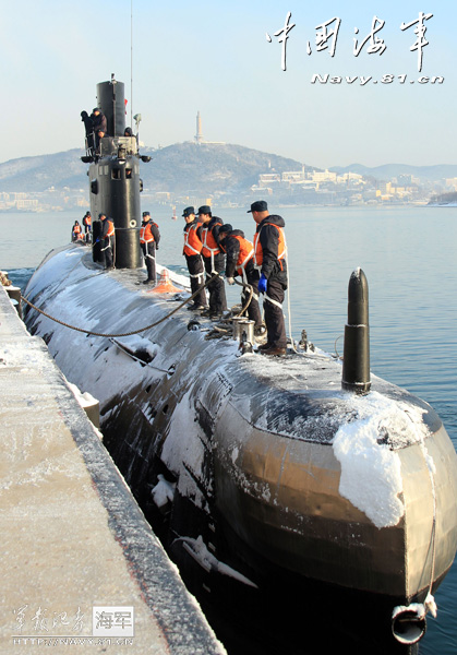 Recently, the officers and men of a submarine flotilla under the North China Sea Fleet of the Navy of the Chinese People's Liberation Army (PLA) conducted routine training. The photo features the scene of the training. (chinamil.com.cn/Li Zhikai)