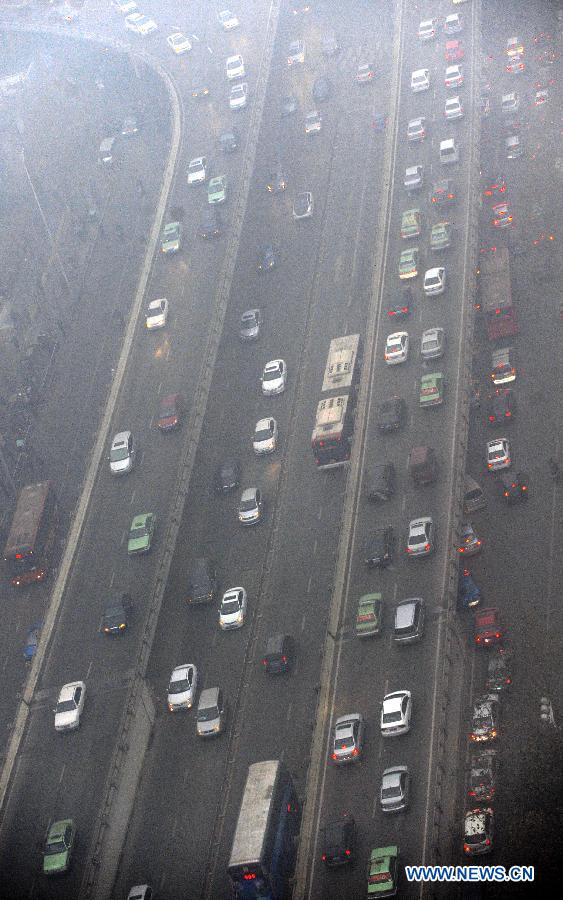 Heavy fog shrouds Zhengzhou City, capital of central China's Henan Province, Jan. 16, 2013. The fog and smog has lingered in Zhengzhou for a few days, affecting local traffic and residents' daily life. (Xinhua/Zhu Xiang)