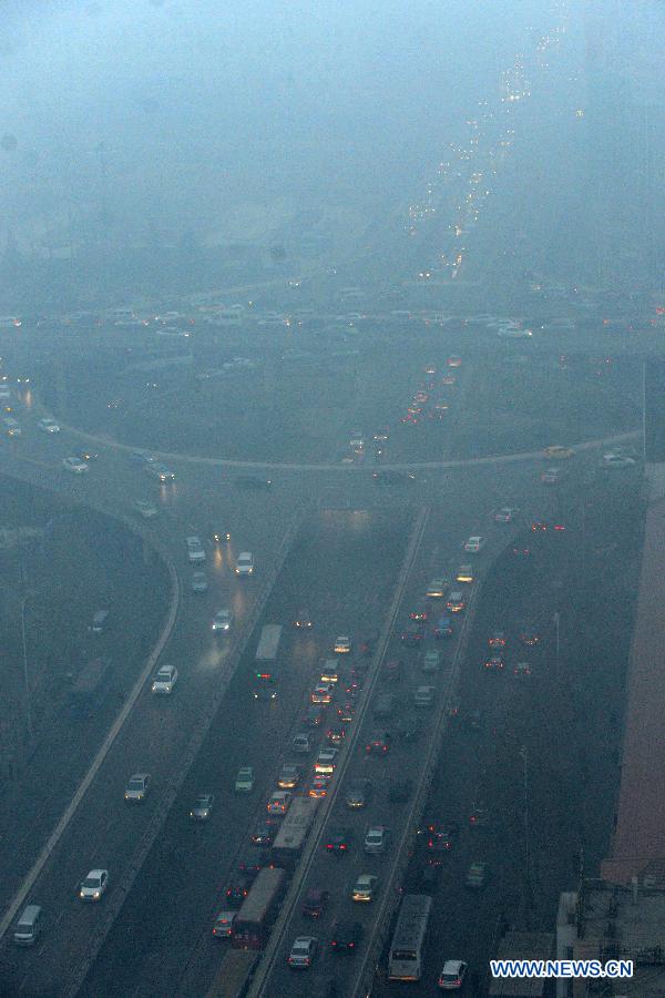 Heavy fog shrouds Zhengzhou City, capital of central China's Henan Province, Jan. 16, 2013. The fog and smog has lingered in Zhengzhou for a few days, affecting local traffic and residents' daily life. (Xinhua/Zhu Xiang)