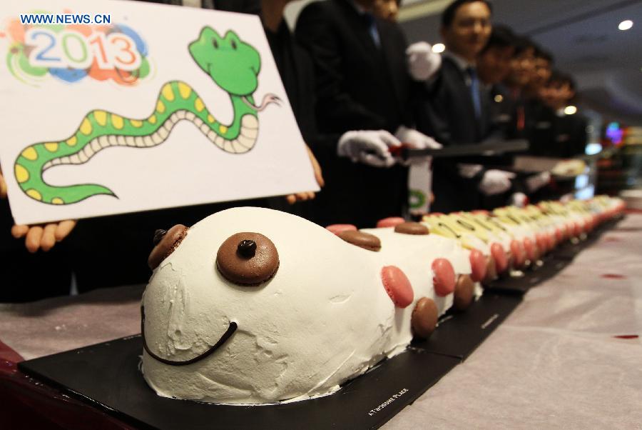 A 3-meter snake cake is created during the new year celebration at a department store in Seoul, South Korea, Jan. 1, 2013. The year of 2013 is the Year of Snake. (Xinhua/Park Jin hee) 
