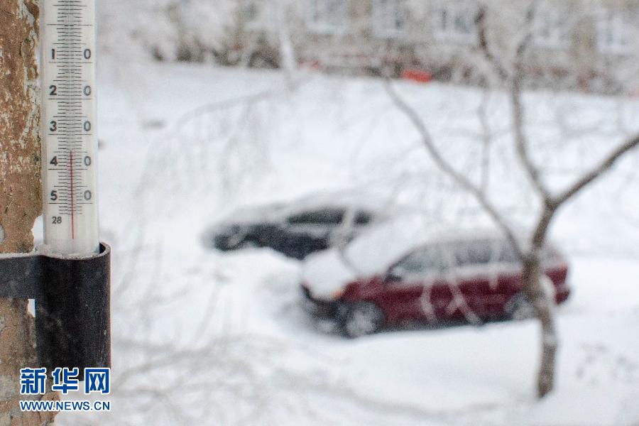 A thermometer shows minus 35 degrees Celsius outdoors in Novosibirsk, Russia, Dec. 25, 2012. (Xinhua/AFP)