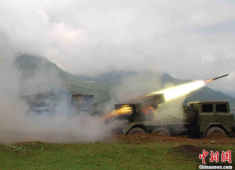 Relying on the network，a division under the Chengdu Military Area Command (MAC) of the Chinese People's Liberation Army (PLA) stationed in Yunnan province conducted confrontation drill in jungle at the beginning of 2013. (Chinanews.com/Han Bing)