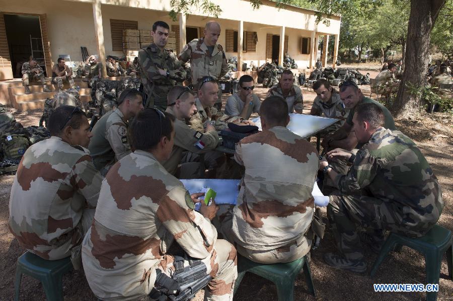 The photo released on Jan. 16, 2013 by French Army Communications Audiovisual office (ECPAD) shows French soldiers preparing their ammunitions at the military airbase in Bamako, Mali. French ground forces were heading towards Mali's northern region to help local authorities to retake the area from Islamist rebels, Defense Minister Jean-Yves Le Drian said Wednesday. (Xinhua/ECPAD) 