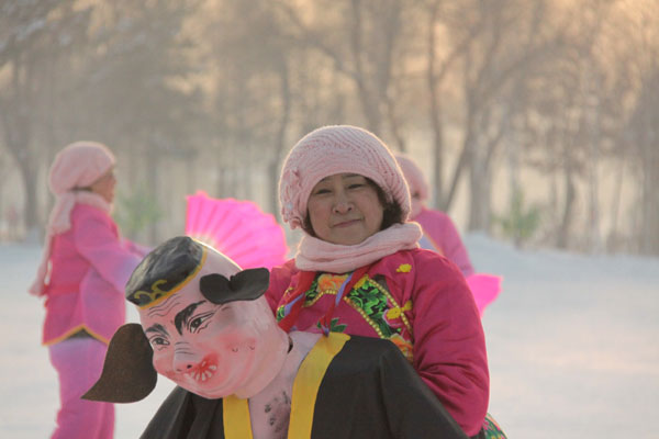 People dance the yangge, a traditional local folk dance in Harbin, northeast China's Heilongjiang Province, on December 20, 2012. (CRIENGLISH.com)