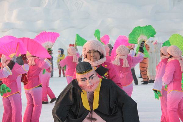 People dance the yangge, a traditional local folk dance in Harbin, northeast China's Heilongjiang Province, on December 20, 2012. (CRIENGLISH.com)