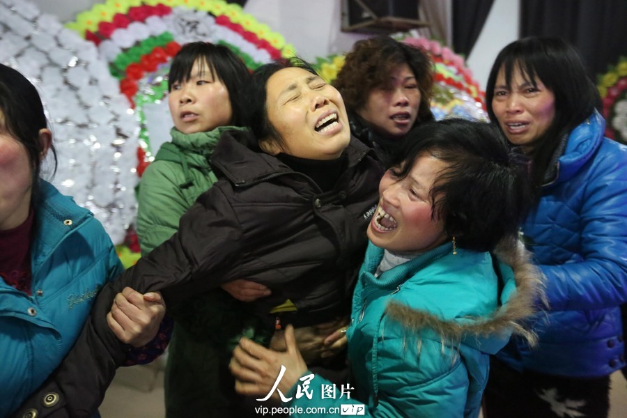 Thousands of people come to mourn and bid farewell to Yang Jianyi, who was killed for protecting his student and is honored as “the most beautiful headmaster”, Xinhua county, Hunan province, Jan. 17. (Photo/ vip.people.com.cn)