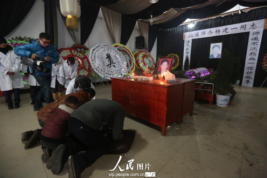 Thousands of people come to mourn and bid farewell to Yang Jianyi, who was killed for protecting his student and is honored as “the most beautiful headmaster”, Xinhua county, Hunan province, Jan. 17. (Photo/ vip.people.com.cn)