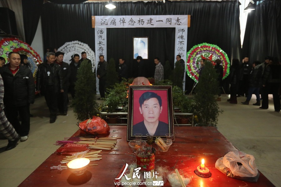 Thousands of people come to mourn and bid farewell to Yang Jianyi, who was killed for protecting his student and is honored as “the most beautiful headmaster”, Xinhua county, Hunan province, Jan. 17. (Photo/ vip.people.com.cn)
