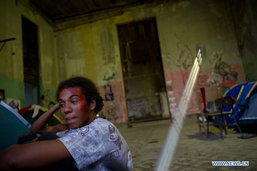 Supporters set up tents inside the old Indian Museum in Rio de Janeiro, Brazil, Jan. 16, 2013. The government of Rio de Janeiro plans to tear down an old Indian museum beside Maracana Stadium to build parking lot and shopping center here for the upcoming Brazil 2014 FIFA World Cup. The plan met with protest from the indigenous groups. Now Indians from 17 tribes around Brazil settle down in the old building, appealing for the protection of the century-old museum, the oldest Indian museum in Latin America. They hope the government could help renovate it and make part of it a college for indigenous Indians. (Xinhua/Weng Xinyang) 