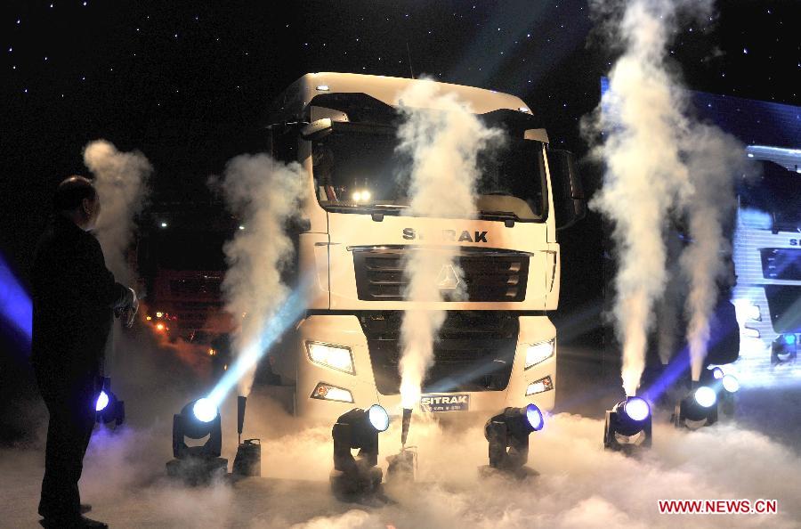 Photo taken on Jan. 17, 2013 shows the first SITRAK duty truck during the off assembly line ceremony at the China National Heavy Duty Truck Group (CNHTC) Jinan Commercial Vehicle Co. Ltd, in Jinan, capital of east China's Shandong Province. As advanced heavy duty truck produced by CNHTC in cooperation with MAN Truck & Bus AG from Germany (MAN), the SITRAK duty truck was off assembly line on Thursday. (Xinhua/Xu Suhui) 