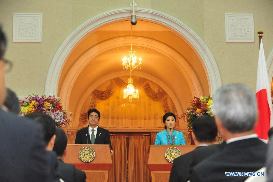 Thai Prime Minister Yingluck Shinawatra (R) and Japanese Prime Minister Shinzo Abe (L) attend a joint press conference at the Government House in Bangkok, capital of Thailand, Jan. 17, 2013. Shinzo Abe arrived in Bangkok on Thursday for a two-day official visit to Thailand. (Xinhua/Rachen Sageamsak) 