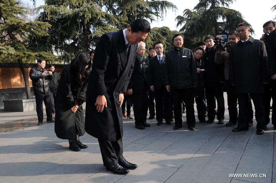 Former Japanese Prime Minister Yukio Hatoyama (front) and his wife bow as they mourn for the Nanjing Massacre victims at the Memorial Hall of the Victims in Nanjing Massacre by Japanese Invaders in Nanjing, capital of east China's Jiangsu Province, Jan. 17, 2013. (Xinhua/Han Yuqing)